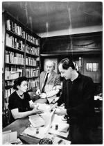Jerzy Giedroyc nie został internowany, ale musiał codziennie meldować się na komisariacie (na zdjęciu w środku, z Zofią Hertz i Henrykiem Giedroyciem, redakcja „Kultury”, Paryż, 1965 r.)