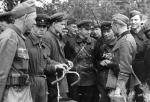 Władze w Mińsku do tej pory utrzymywały, że druga wojna zaczęła się dla nich w 1941 roku. Na zdjęciu: spotkanie niemieckich i sowieckich żołnierzy w Brześciu we wrześniu 1939 roku.