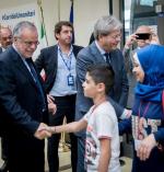 W lutym 2016 r. do Włoch przyleciała pierwsza grupa uchodźców z Aleppo. Witał ich ówczesny szef MSZ,  a dziś premier Włoch Paolo Gentiloni (po prawej).