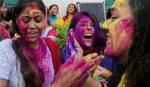Holi, hinduistyczne święto radości i wiosny, nazywane Festiwalem Kolorów.  W Indiach  i Nepalu ludzie wylewają  na siebie kolorowe farby z wodą, podobnie jak podczas naszego śmigusa-dyngusa. Dzięki temu wybaczają sobie błędy z przeszłości i zapominają innym wyrządzone krzywdy.