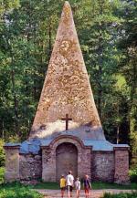 Kaplica grobowa w Rapie powstała w 1795 r., choć niektóre źródła mówią o roku 1808, a nawet 1811.