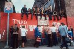 Solidarność była odkryciem możliwości ponownego bycia razem (na zdjęciu mur Stoczni Gdańskiej podczas strajku w sierpniu 1980 r.).