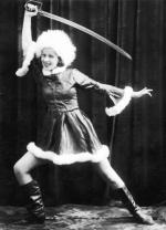 Helena Grossówna, gwiazda przedwojennego kina, karierę rozpoczynała od występów w rewiach i operetkach.