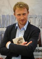 Bartłomiej Basiura  to 26-letni pisarz, który wydał właśnie powieść sensacyjną „Reset” z akcją osadzoną w Krakowie.