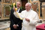 13 marca mijają cztery lata, od kiedy Jorge Maria Bergoglio został papieżem, przybierając imię Franciszek. Jednym z jego znaków rozpoznawczych, przynajmniej w oczach mediów, jest brak obaw przed korzystaniem z nowoczesnych technologii. Na zdjęciu w niedzielę w Watykanie z gadżetem do smartfona.