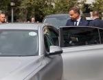 O tym, że samochód, którym poruszał się w Londynie prezydent jest taksówką świadczy m.in. naklejka na szybie.