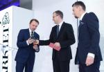 Dariusz Blocher, szef Budimeksu, odbiera statuetkę z rąk Pawła Borysa, prezesa Polskiego Funduszu Rozwoju, i Andrzeja Steca, redaktora naczelnego „Parkietu”.