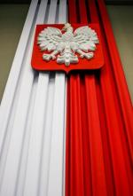 Współrzędnych określonych w ustawie nie spełniają m.in. barwy narodowe znajdujące się w Sejmie.