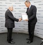 Redaktor naczelny „Rzeczpospolitej” Bogusław Chrabota wręcza dyplom zwycięzcy rankingu Prawnik Roku 2016 prof. Adamowi Strzemboszowi.