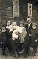 Rodzina Dagmary Nowak w domu w Hajnówce w 1936 roku. Ojciec autorki Bogusław Żukowski na rękach mamy Sylwestry, która zmarła na Syberii.
