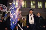 Janusz Korwin-Mikke palił flagi unijne, zanim stało się to modne. Happening przed bramą Uniwersytetu Warszawskiego, 30 listopada 2009 r.