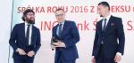 Mirosław Boda (w środku), wiceprezes ING BSK, odebrał statuetkę od wiceministra cyfryzacji Piotra Woźnego (z lewej).