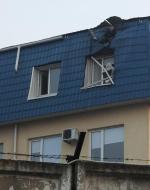 Zniszczone piętro polskiego konsulatu w Łucku po trafieniu pociskiem z granatnika.