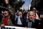 Niskie greckie emerytury. Protest tysięcy emerytów w Atenach przeciwko obniżeniu ich świadczeń. Cięcia  w wydatkach socjalnych są elementem reform, które grecki rząd był zmuszony wprowadzić w zamian  za odblokowanie kolejnej transzy pomocy finansowej.