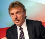 Zbigniew Boniek, kiedyś gwiazdor na boisku, dziś błyszczy na piłkarskich salonach.