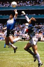 Najsłynniejsza sędziowska pomyłka XX wieku: mundial 1986, Diego Maradona strzela ręką gola Anglikom.