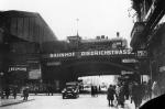 Dworzec Friedrichstrasse w Berlinie. To tutaj żołnierze Zagra-Linu dwukrotnie zdetonowali bomby ukryte w walizkach.