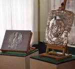 Srebrny portret księcia oraz orzeł w muzeum w Łucku (Ukraina).