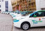 W Polskich miastach będą w najbliższych miesiącach rejestrowane całe floty elektrycznych aut. Na zdjęciu 20 elektrycznych taksówek Nissan Leaf.