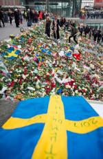 Sztokholm. Kwiaty dla ofiar piątkowego zamachu terrorystycznego.