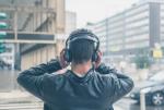 Na niebezpieczny hałas narażona jest zwłaszcza młodzież słuchająca muzyki przez słuchawki.