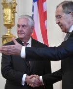 Rex Tillerson i Siergiej Ławrow – dyplomatyczne uśmiechy przed wielogodzinnymi negocjacjami.