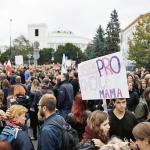 Demonstracja przed Sejmem we wrześniu 2016 r. podczas debaty nad projektami nowej ustawy antyaborcyjnej.