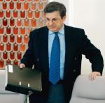 Krzysztof Szamałek do rządu trafił dzięki „starej znajomości z Aleksandrem Kwaśniewskim”. Na zdjęciu na posiedzeniu gabinetu w 2004 roku.