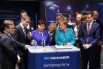 Targi Hannover Messe. Kanclerz Angela Merkel oraz premier Beata Szydło otworzyły jedną z najważniejszych na świecie imprez technologiczno-przemysłowych. Po prawej wicepremier Mateusz Morawiecki. Targi potrwają do 28 kwietnia.