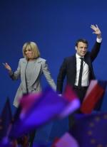 Emmanuel Macron ożenił się ze swoją byłą nauczycielką, 24 lata starszą Brigitte Trogneux. Większość Francuzów nie miałaby odwagi pójść jego śladem.