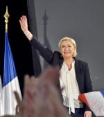 Wśród wyborców w wieku 35–49 lat Le Pen ma takie samo poparcie (43 proc.) jak Macron.
