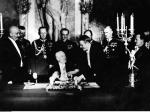 Podpis Ignacego Mościckiego był już tylko formalnością. Prezydent (siedzi za stołem) złożył go pod tekstem konstytucji 23 kwietnia 1935 r. w Sali Rycerskiej na Zamku Królewskim w Warszawie.