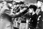 Jedno z ostatnich zdjęć Adolfa Hitlera, który odznacza młodych członków Volkssturmu wyznaczonych do obrony Berlina (marzec 1945 r.)  