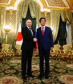 Rosyjski prezydent Władimir Putin i premier Japonii Shinzo Abe próbują zakończyć spór terytorialny.