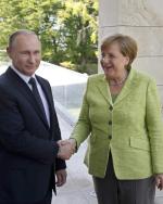 Władimir Putin i Angela Merkel. Uśmiechy dla prasy.