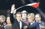 Nie potępiajcie wyborców Le Pen. Chcieli wyrazić gniew, niemoc, czasami przekonania – zaapelował Macron na dziedzińcu Luwru.