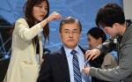 Faworyt wyborów Moon Jae-in w studiu telewizyjnym przed ostatnią debatą.