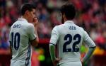 James Rodriguez (z lewej) oraz Isco strzelili dla Realu w tym sezonie 21 goli i zanotowali 20 asyst. Żaden nie jest podstawowym zawodnikiem.