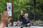 Moon Jae-in pierwszy raz przejeżdża przez Seul jako prezydent kraju.