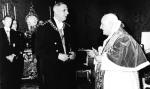 Charles de Gaulle i Jan XXIII. Prezydenta Francji jako żarliwego katolika łączyły z Watykanem bardzo dobre relacje.