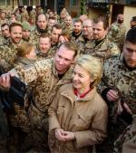 Minister obrony Ursula von der Leyen wśród niemieckich żołnierzy w Afganistanie, grudzień 2016 r.