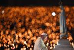 Papież wpatruje się w figurę Naszej Pani w sanktuarium w Fatimie. W sobotę Franciszek kanonizował Hiacyntę i Franciszka Marto, dwoje z trojga pastuszków, którym przed 100 laty ukazała się Matka Boża. Na rocznicowe uroczystości przybyło do Portugalii ponad milion pielgrzymów.