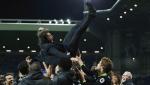 Antonio Conte, główny architekt sukcesu Chelsea, na rękach swoich piłkarzy.