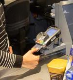 Jeśli odcisk kciuka pasuje  do wzorca, transakcja zostaje poprawnie autoryzowana, a konsument nawet na moment nie wypuszcza karty z ręki.