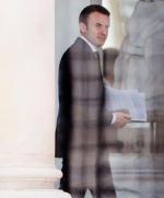Emmanuel Macron lubi ceremoniał, zachowuje się jak monarcha republikański