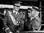 Juan Carlos (z lewej) wbrew temu, na co liczył gen. Franco (z prawej), odszedł od dyktatury. Zbrodni frankistów i republikanów do dziś nie rozliczono.