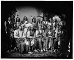 Indiańscy wodzowie ok. 1860–1880. Drugi od lewej siedzi Red Cloud (Czerwona Chmura)
