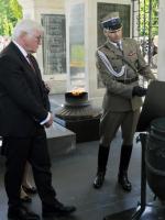 Prezydent Frank-Walter Steinmeier w piątek przy Grobie Nieznanego Żołnierza w Warszawie.