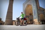 Z Warszawy do Chin na dwóch kółkach. Ponad 9,5 tys. km na rowerze przejechał nasz redakcyjny kolega Mateusz Pawlak w ramach projektu „Rzeczpospolita na Jedwabnym Szlaku”. We wtorek dotarł do celu: chińskiego Xian. Na zdjęciu przed jednym z meczetów Buchary w Uzbekistanie.