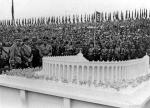 Styl państwowy i partyjny – różne formy klasycyzmu, obładowane później wieloma neobarokowymi naroślami. Adolf Hitler ogląda model stadionu niemieckiego w Norymberdze (1937 rok). Fundamenty wylano, ale projektu nigdy nie ukończono.